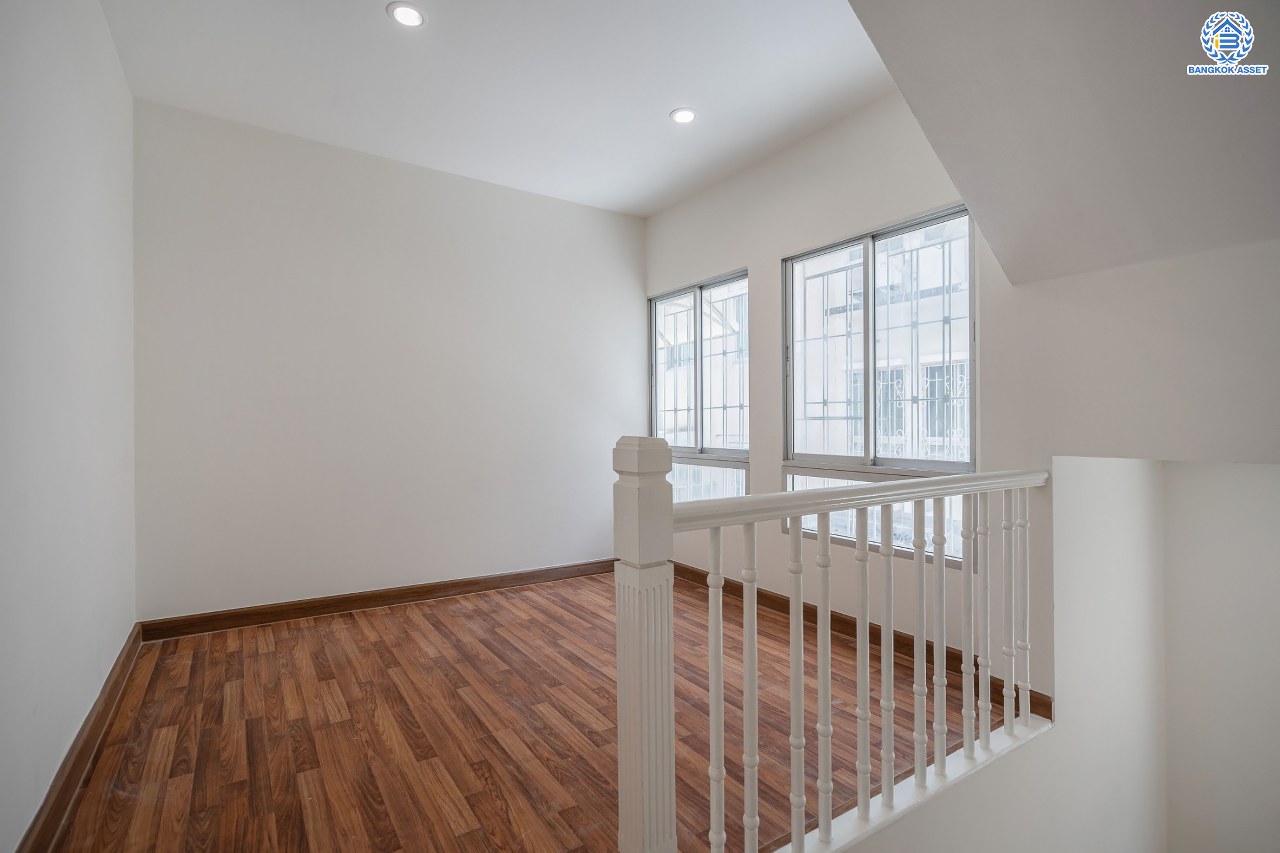 บ้านมือสองตกแต่งใหม่ โครงการ บ้านกลางเมืองสวิสทาวน์ เกษตร-นวมินทร์ แบรนด์ AP เนื้อที่ 20 ตร.ว. ฟังก์ชัน 3 ห้องนอน 3 ห้องน้ำ จอดรถได้ 2 คัน สภาพแวดล้อมเยี่ยม เชื่อมต่อ ถ.พหลโยธิน, ถ.เกษตร-นวมินทร์ ใกล้ ม.เกษตร, รถไฟฟ้าสายสีเขียว "สถานีมหาวิทยาลัยเกษตรศาสตร์" และทางด่วน "รามอินทรา-อาจณรงค์"